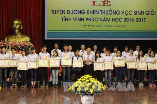 Vĩnh Phúc khen thưởng các học sinh đạt thành tích cao quốc gia và quốc tế